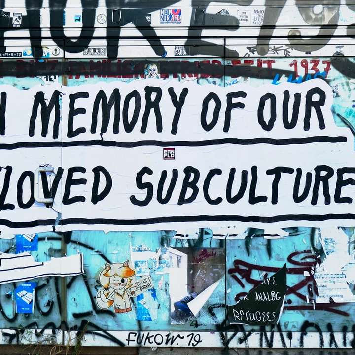 bílé a černé nástěnné graffiti posuvné puzzle online
