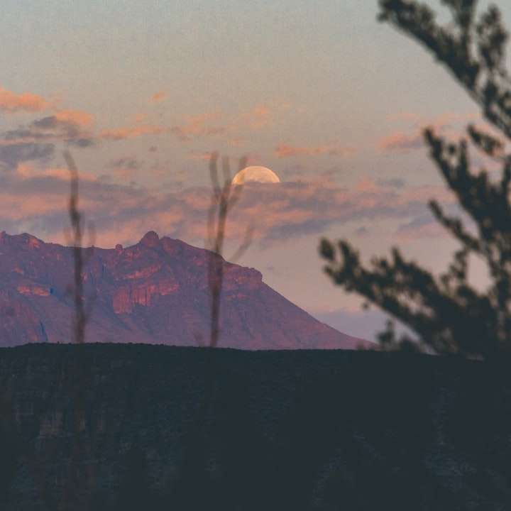 σιλουέτα του βουνού κατά το ηλιοβασίλεμα συρόμενο παζλ online