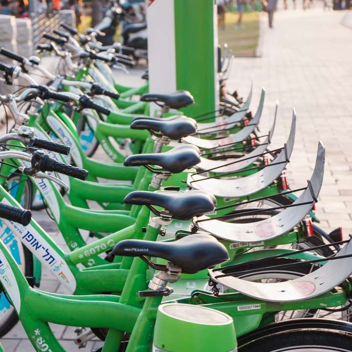 зелений велосипед багато на сірий сталевий паркан в денний час онлайн пазл