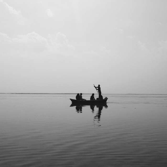 2 fő csónakon lovagol a víztesten nappal csúszó puzzle online