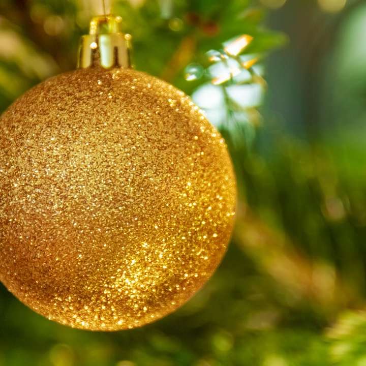 złota bombka zawieszona na zielonym drzewie puzzle online