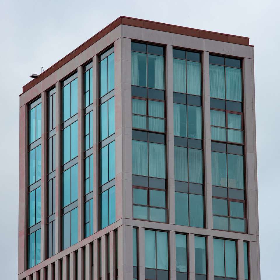 brązowy i biały betonowy budynek pod błękitnym niebem puzzle przesuwne online