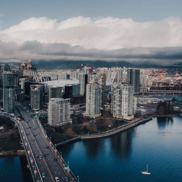Flygfoto över stadsbyggnader under dagtid glidande pussel online