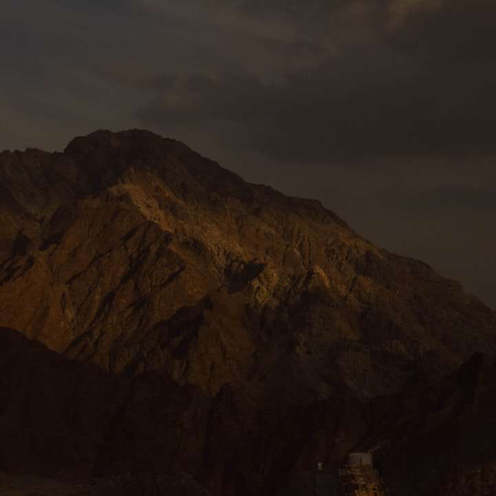 коричнево-сіра гора під сірими хмарами розсувний пазл онлайн
