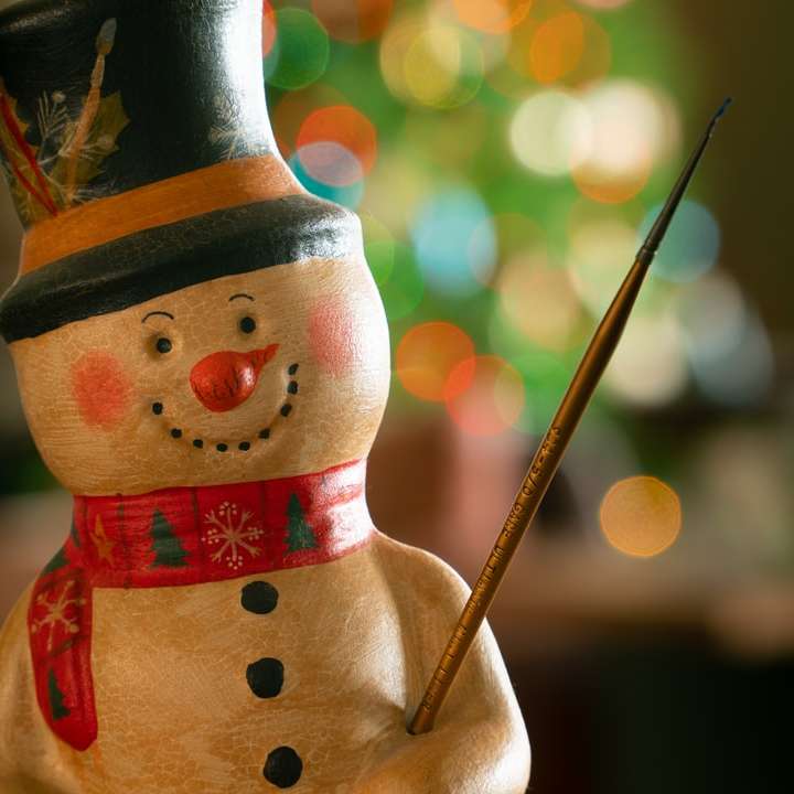 figurină om de zăpadă maro și roșu puzzle online