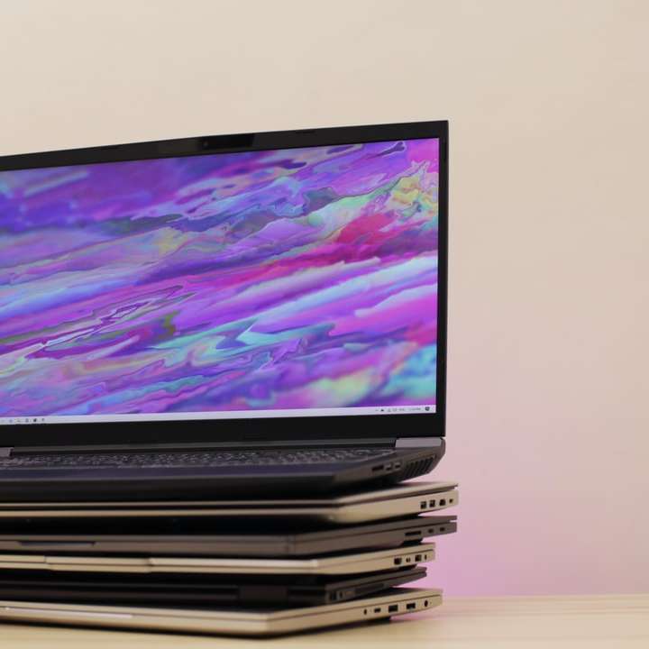 чорний телевізор з плоским екраном на білій поверхні онлайн пазл