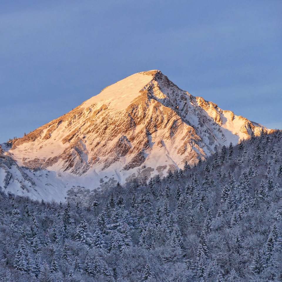 montanha coberta de neve durante o dia puzzle deslizante online