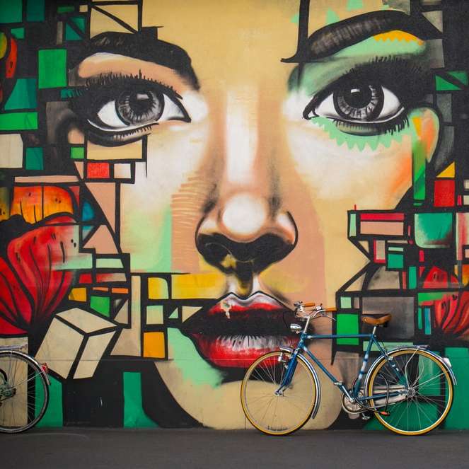 två blå cruiser-cyklar på graffitiväggen Pussel online