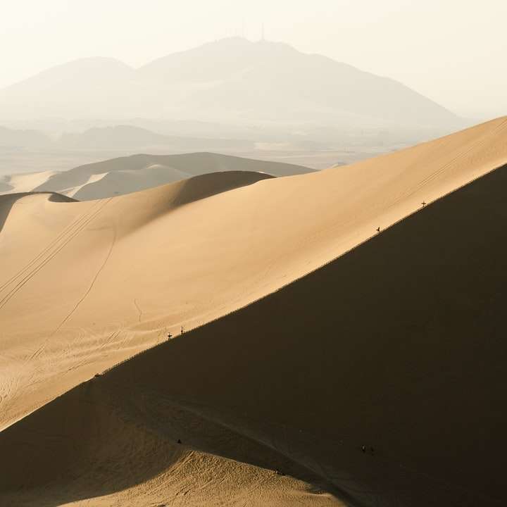 câmp de nisip maro în timpul zilei alunecare puzzle online