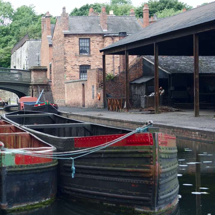 groene en bruine houten boot op de rivier overdag online puzzel