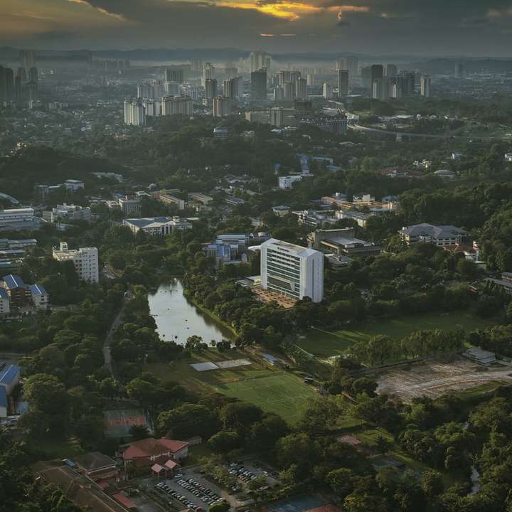 Luftaufnahme der Stadt während des Sonnenuntergangs Schiebepuzzle online