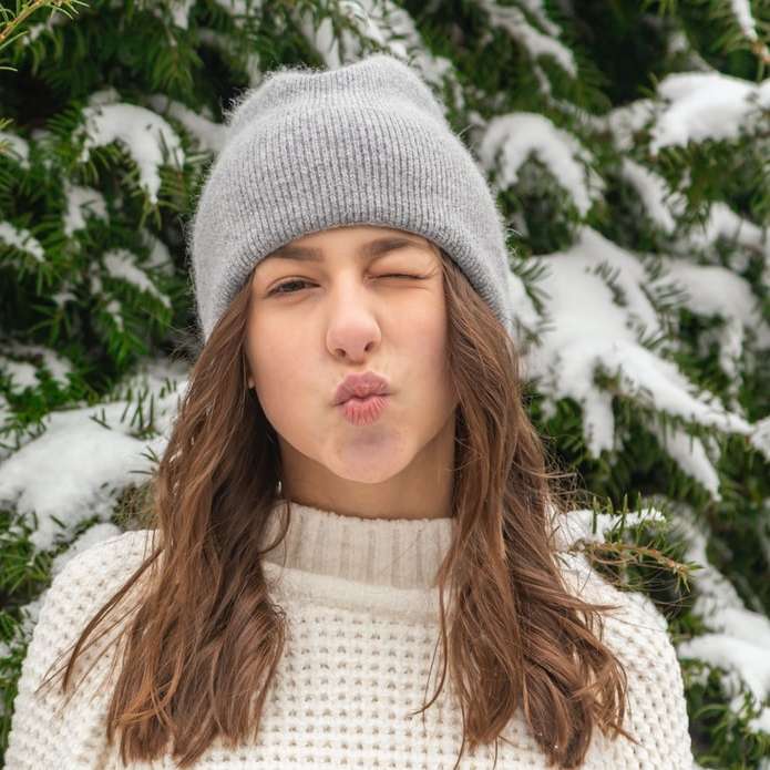 κορίτσι σε λευκό πλεκτό καπάκι και λευκό πλεκτό πουλόβερ συρόμενο παζλ online