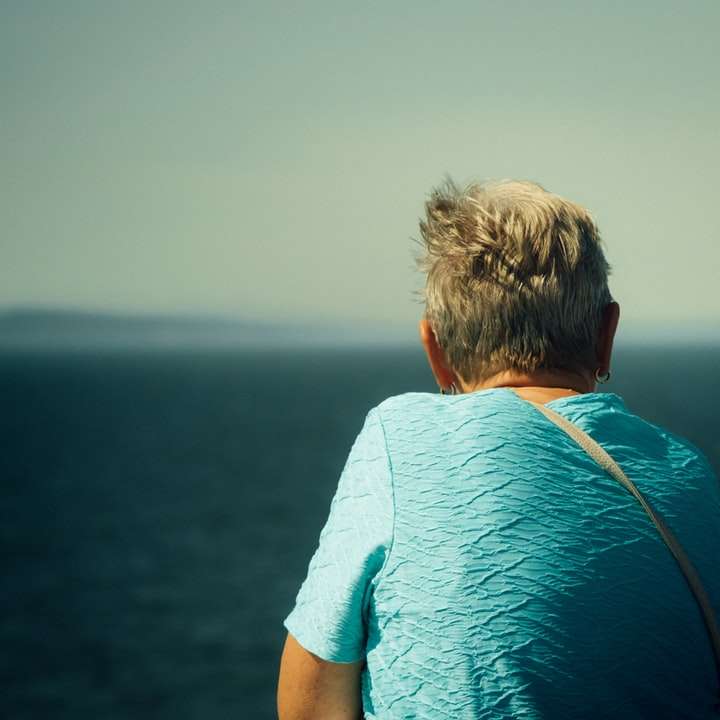 férfi kék inget ül a hajón napközben csúszó puzzle online