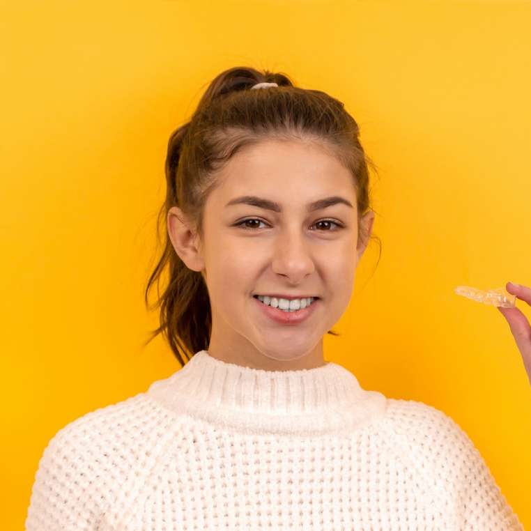 mulher sorridente em suéter de malha branca puzzle online