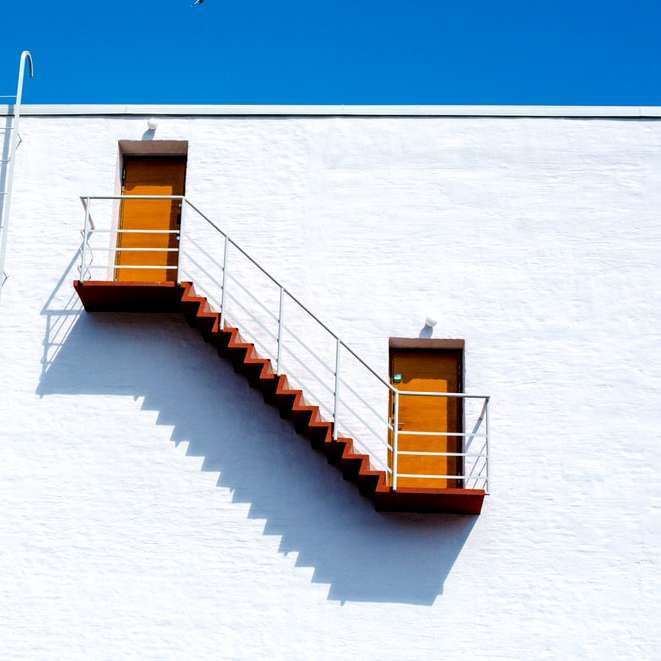 белое бетонное здание с белой металлической лестницей онлайн-пазл