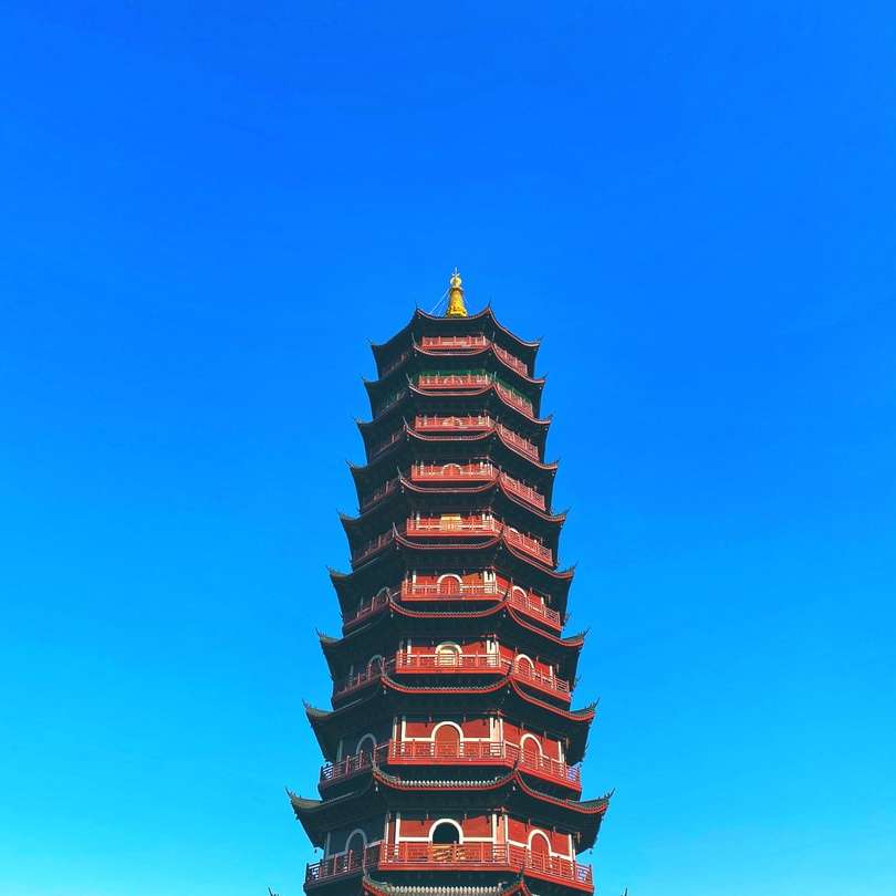 昼間の青空の下の緑と茶色の塔寺院 スライディングパズル・オンライン