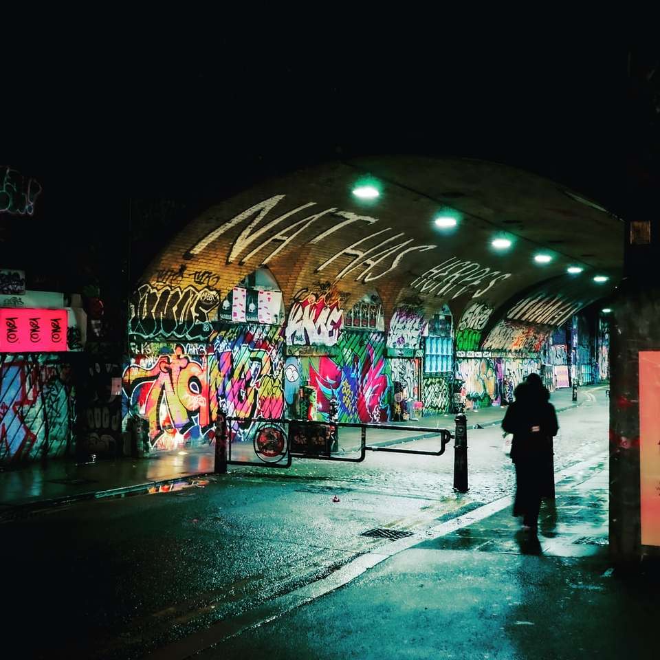 άτομα που περπατούν στο δρόμο κατά τη διάρκεια της νύχτας online παζλ