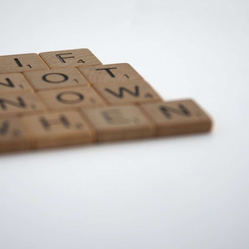brązowa drewniana litera t-litera puzzle przesuwne online