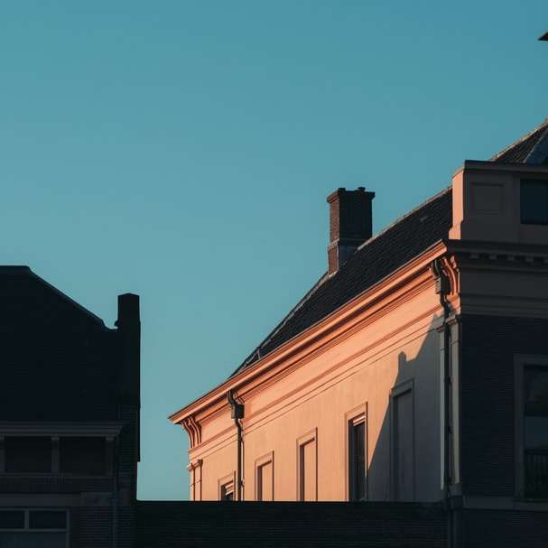Белое и коричневое бетонное здание под голубым небом онлайн-пазл