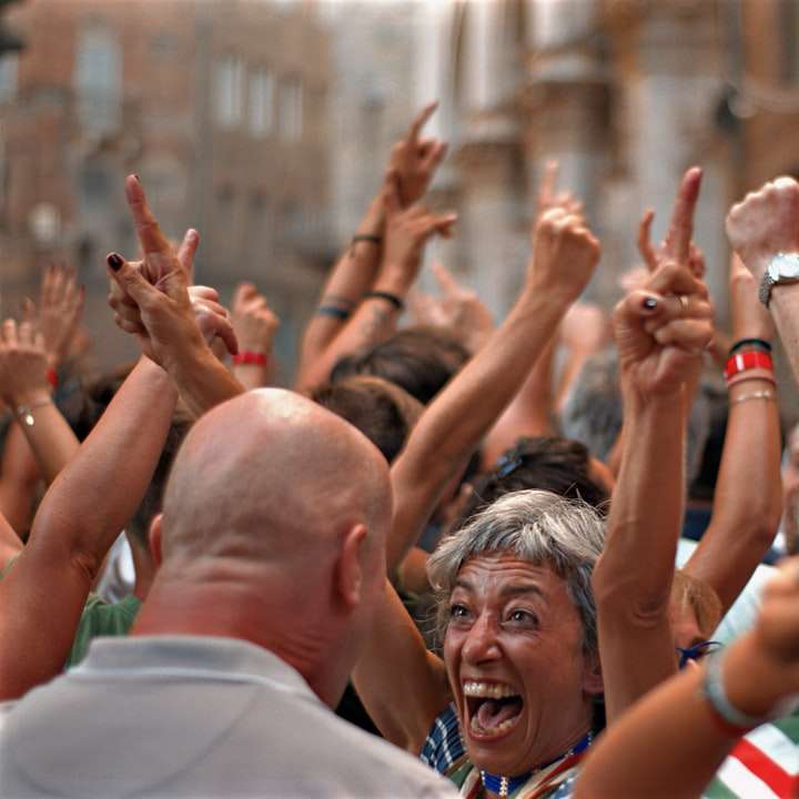 άτομα που σηκώνουν τα χέρια τους κατά τη διάρκεια της ημέρας online παζλ