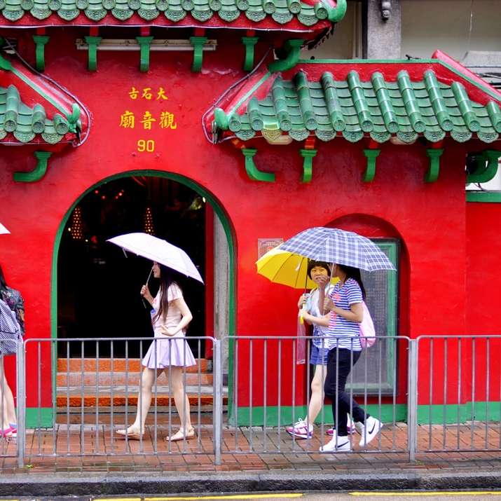 paraply för man och kvinna som går på trottoaren Pussel online