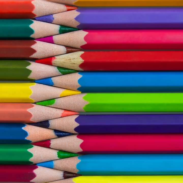 lápis de cor multicolor na mesa de madeira marrom puzzle online