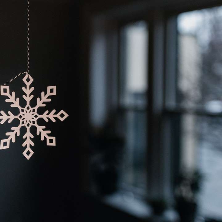 srebrno-biały wisiorek z płatkiem śniegu puzzle przesuwne online