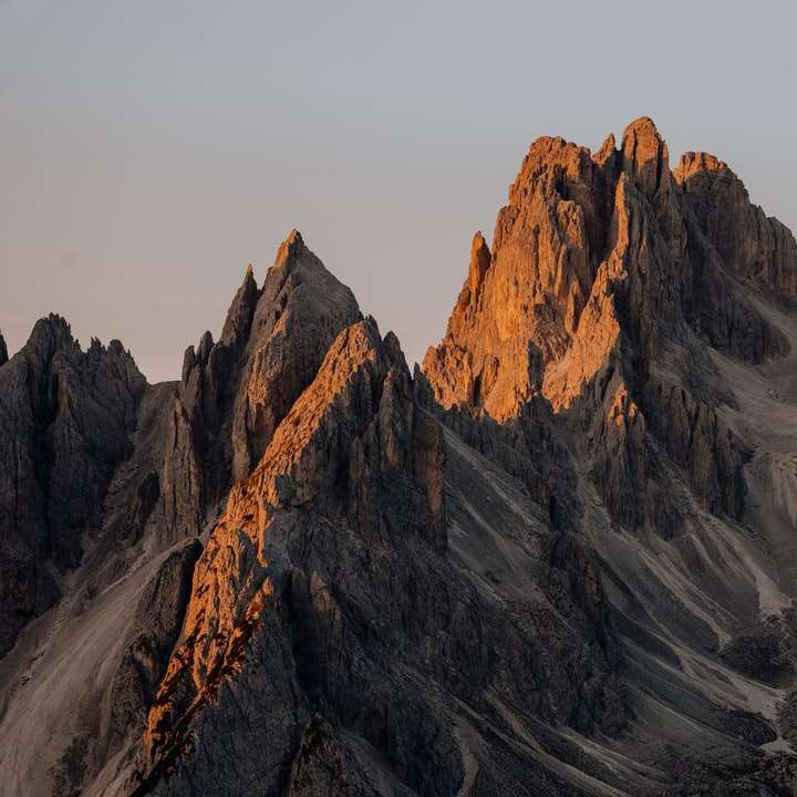 montagna rocciosa marrone sotto il cielo bianco durante il giorno puzzle online