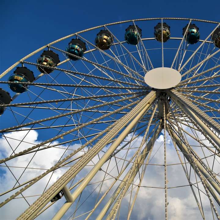 vit pariserhjul under blå himmel under dagtid Pussel online