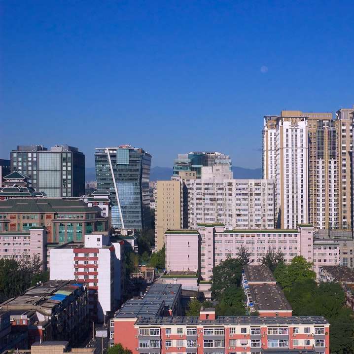 біло-коричневі бетонні будівлі під блакитним небом онлайн пазл