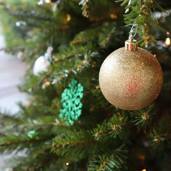 χρυσό στολίδι που κρέμεται από πράσινο χριστουγεννιάτικο δέντρο συρόμενο παζλ online