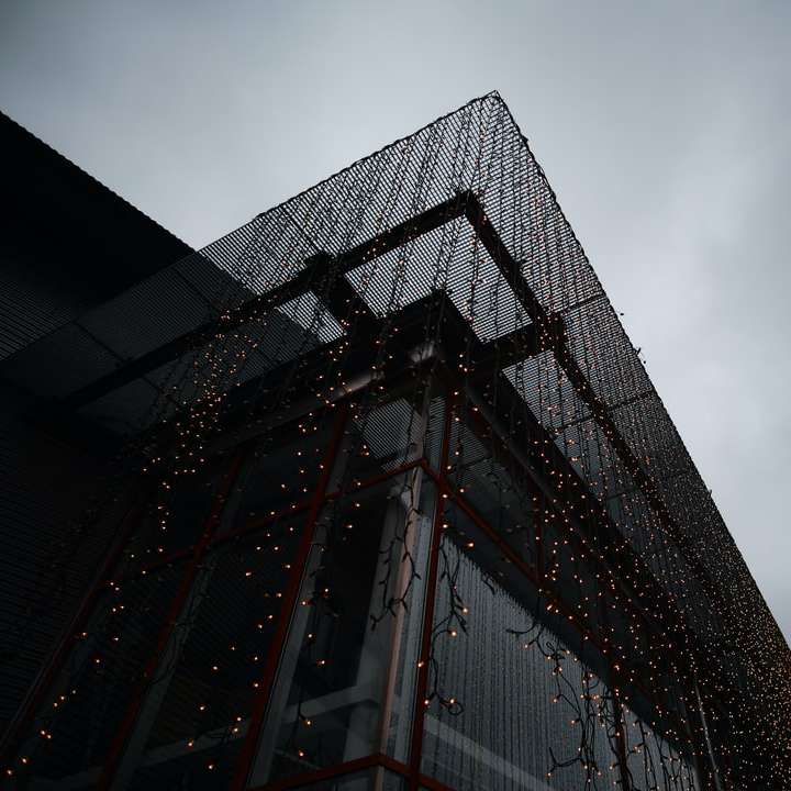 edifício alto com paredes de vidro preto puzzle online