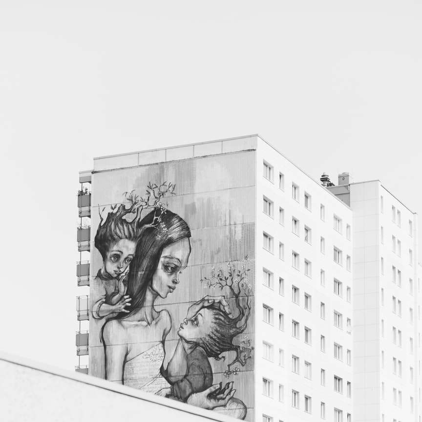foto in scala di grigi di edificio dipinto puzzle scorrevole online