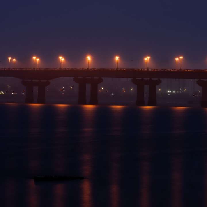 міст через воду в нічний час онлайн пазл