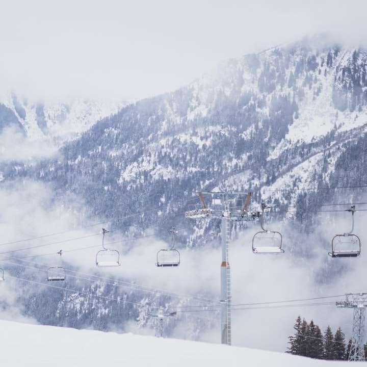 雪に覆われた山の上のケーブルカー スライディングパズル・オンライン