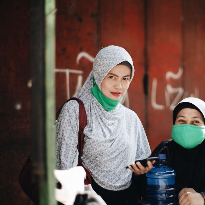 vrouw in grijs shirt met lange mouwen en groene hijab online puzzel