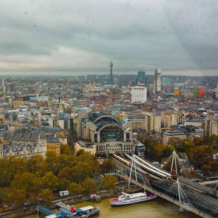 въздушен изглед на градските сгради през деня плъзгащ се пъзел онлайн
