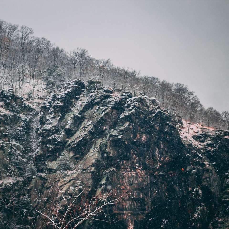 фотография на слаба светлина на скални планини онлайн пъзел