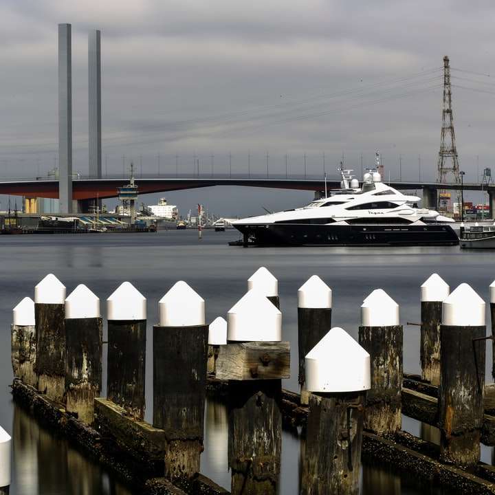 fehér hajó a kikötőben napközben csúszó puzzle online