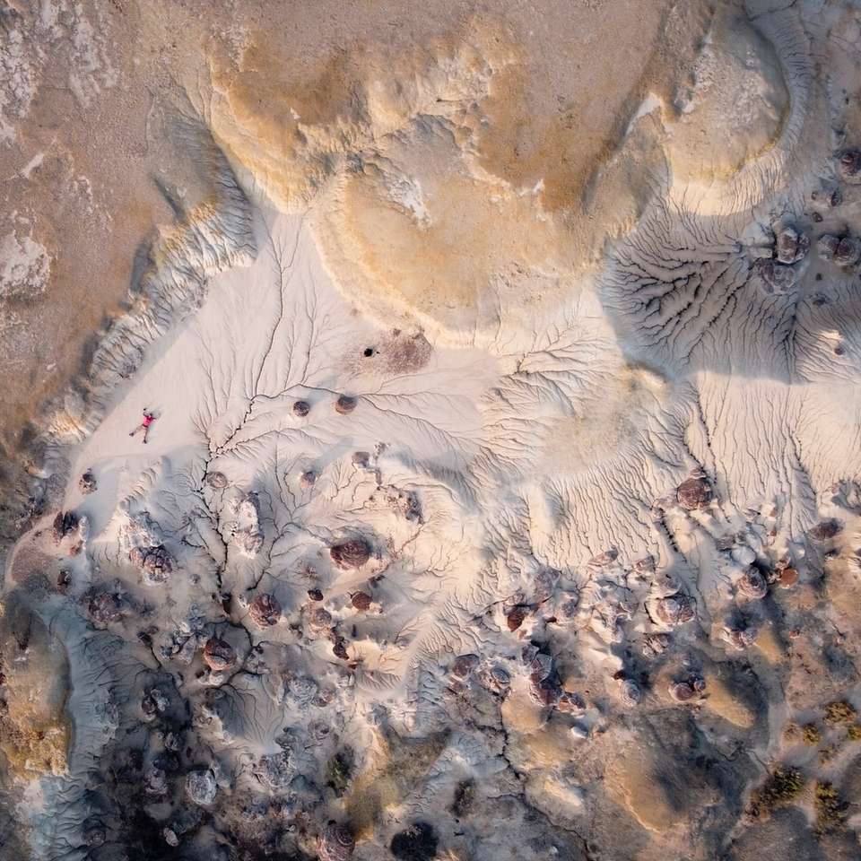 vista aérea da areia branca e marrom puzzle deslizante online