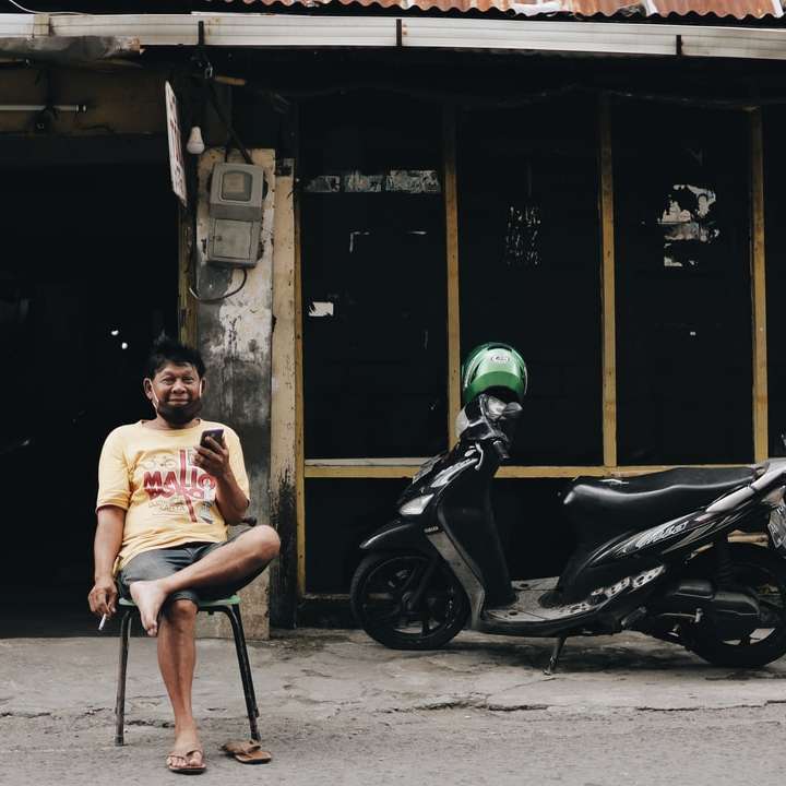 muž v bílé tílko sedí na černém motocyklu online puzzle