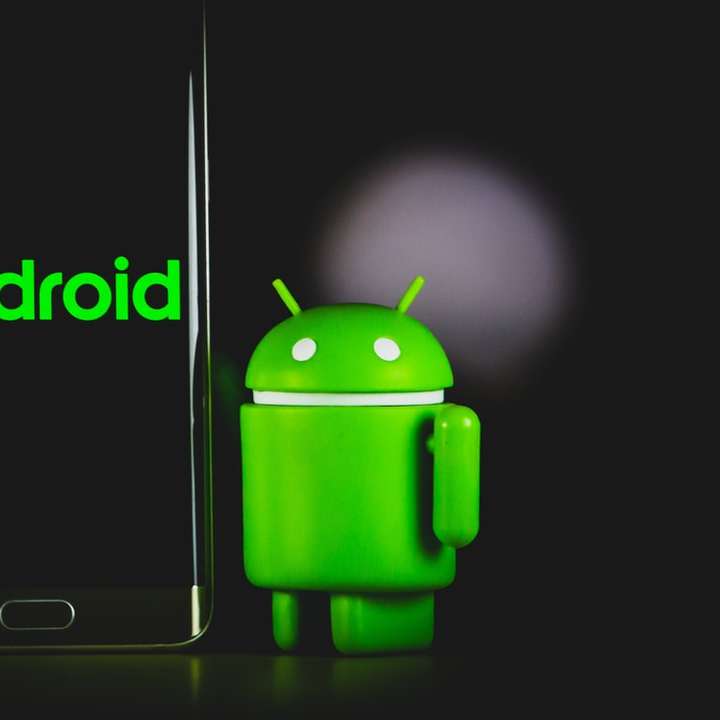 het groene hoesje van kikkeriphone naast zwarte Samsung Android-smartphone schuifpuzzel online