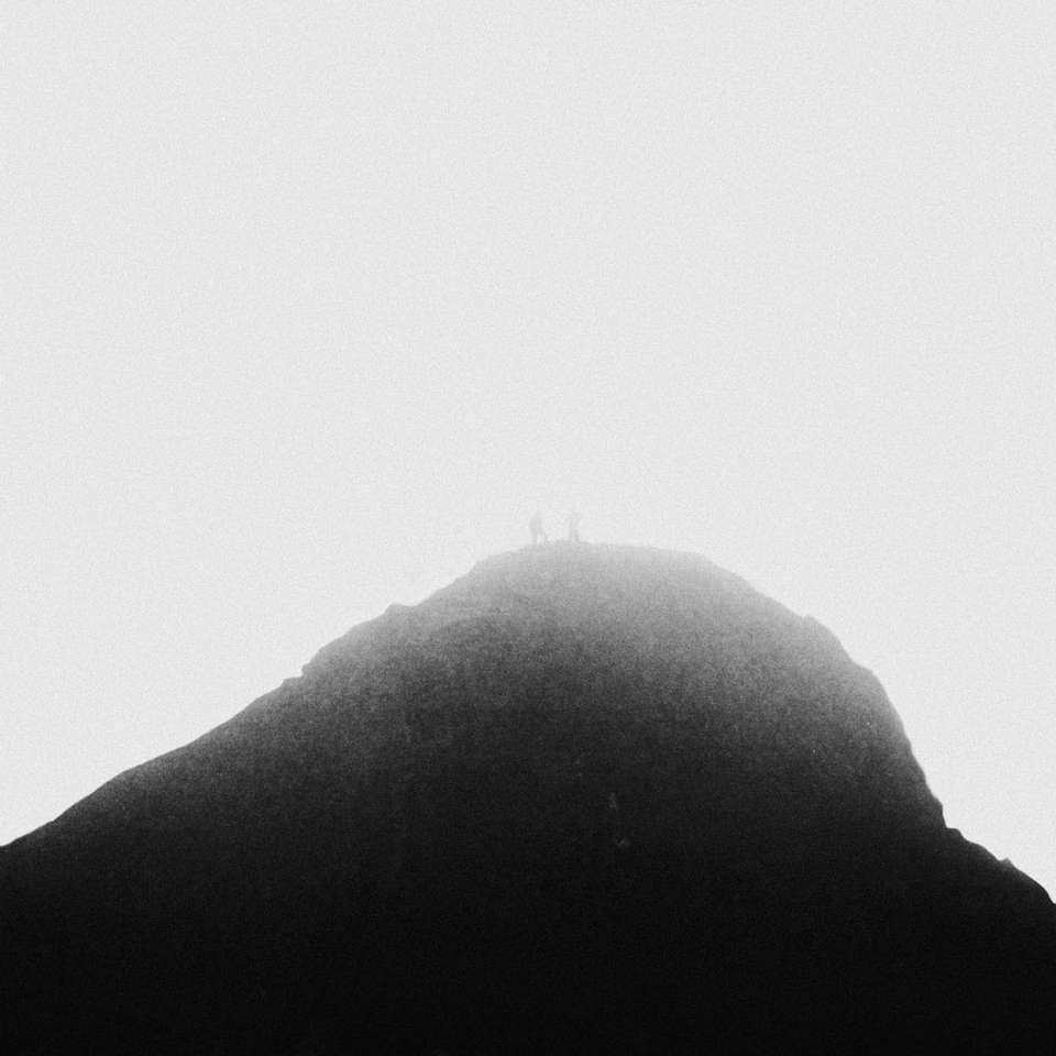 silhouet van persoon die zich op rotsformatie bevindt schuifpuzzel online