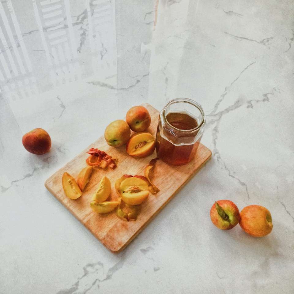 Frutas de manzana sobre una tabla de cortar de madera marrón rompecabezas en línea