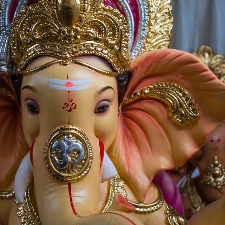 zlatá a fialová figurka hinduistického božstva online puzzle