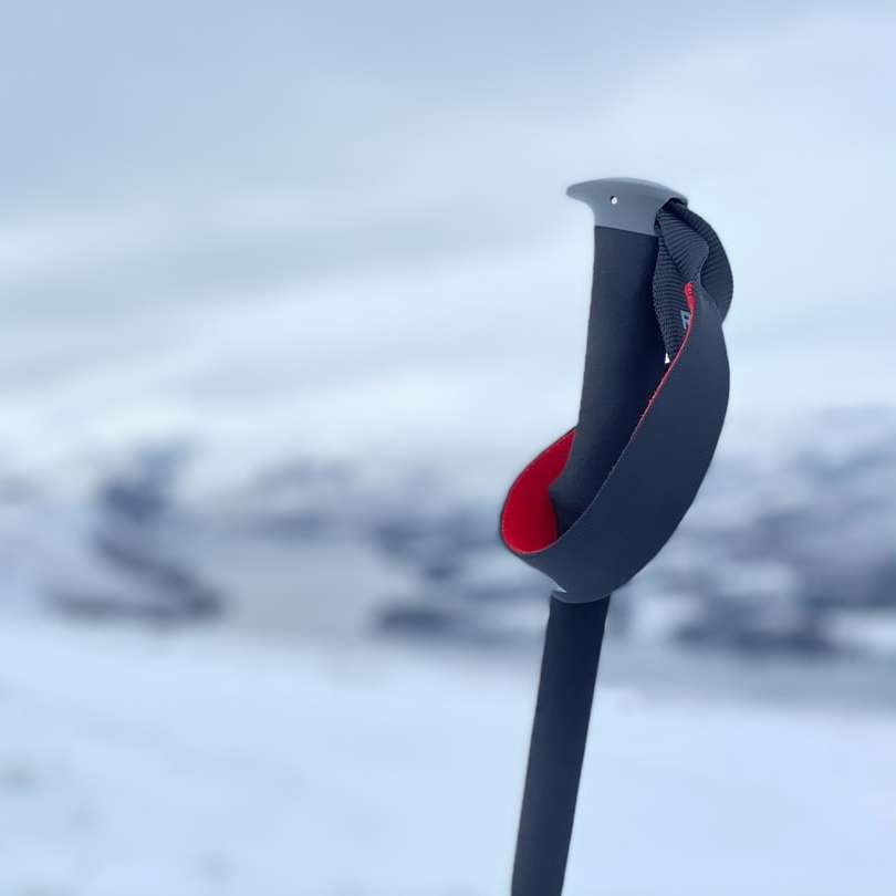черно-бял метален прът със сняг отгоре онлайн пъзел