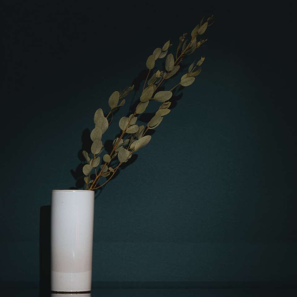 жълти цветя в бяла керамична ваза плъзгащ се пъзел онлайн