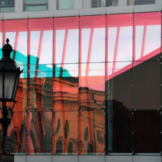 luz de calle negra cerca del edificio de hormigón rojo y blanco rompecabezas en línea