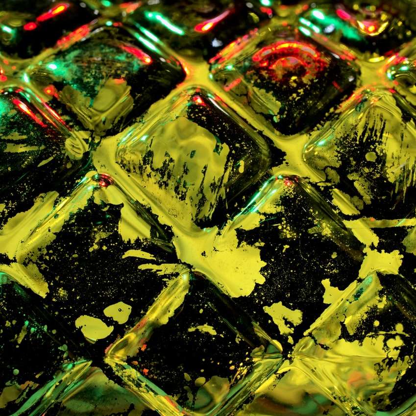 zöld és piros fény az üvegen csúszó puzzle online