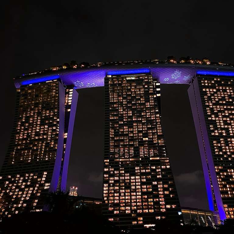 синьо-чорна будівля в нічний час розсувний пазл онлайн
